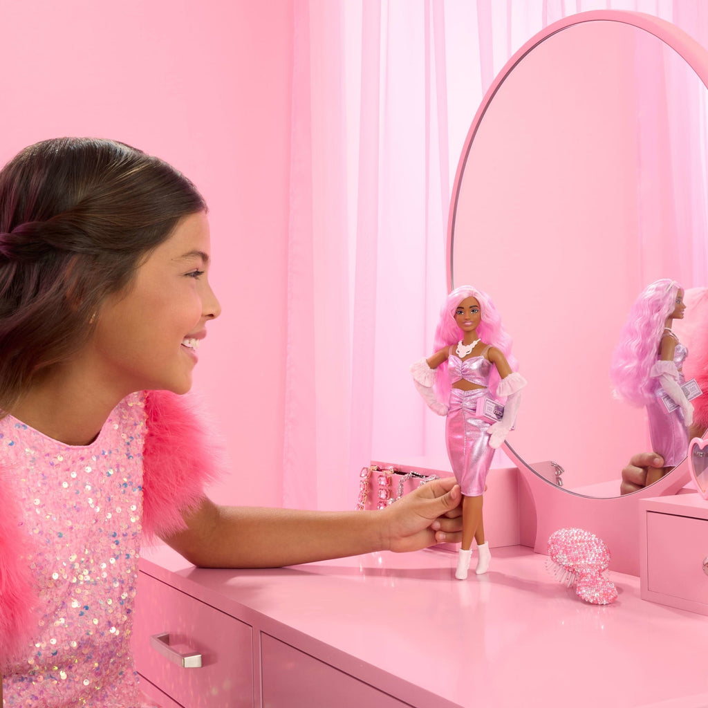 Barbie Fashionista Muñeca Deluxe Cabello Rosa y Vestido Brillante